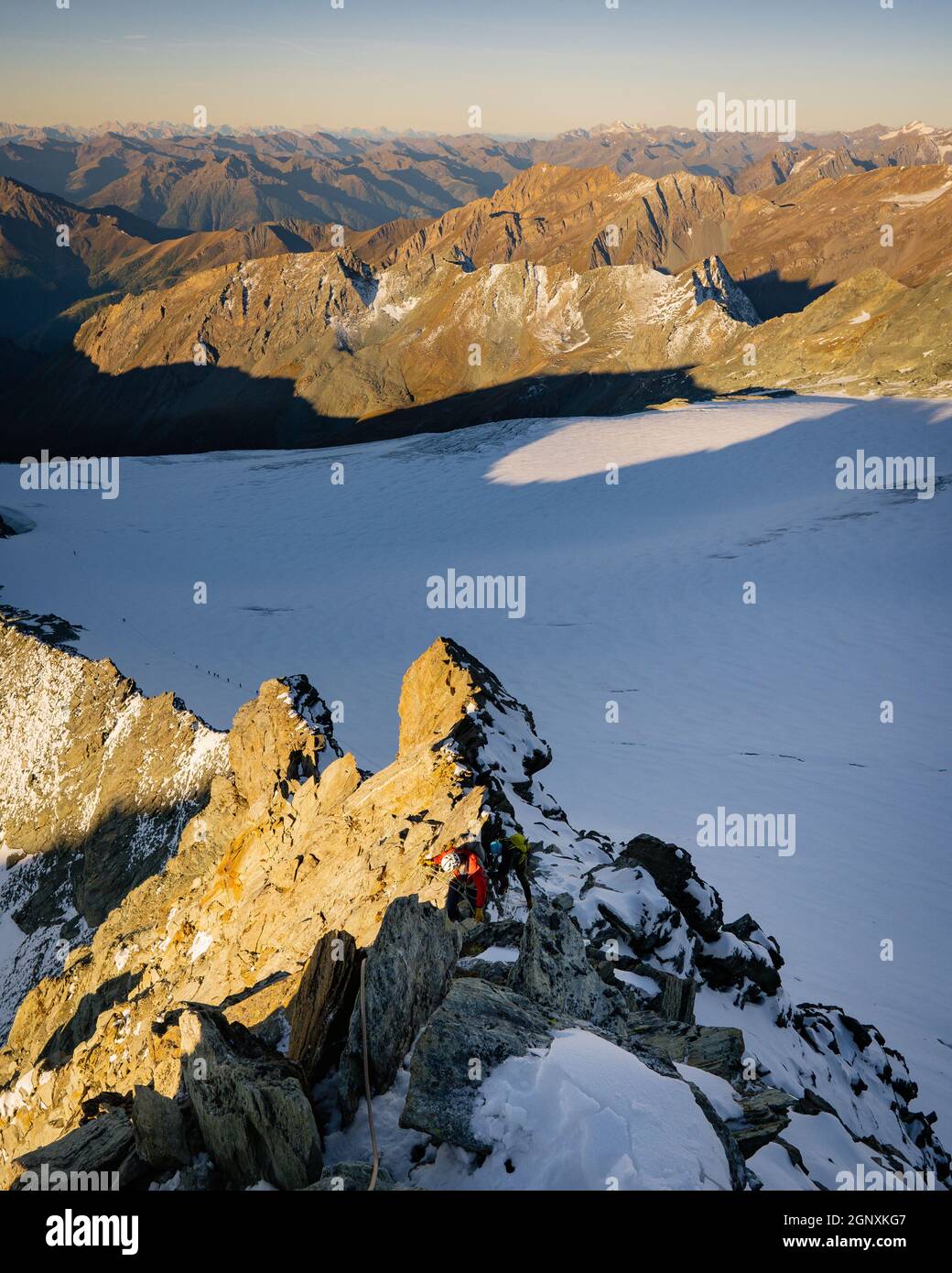 Grimpeur de roche sur la crête de Studlgrat sur Grossglockner, la plus haute montagne d'Autriche. Concept de l'escalade alpine. Banque D'Images