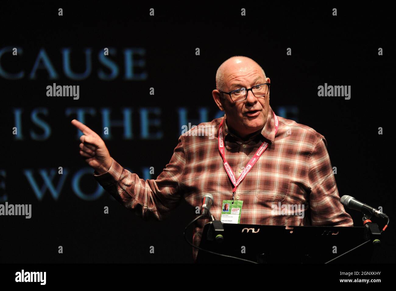 Brighton, Angleterre. 27 septembre 2021. dave Ward, secrétaire général de l'UCF, s'exprimant au Tribune Rally, au Old Market, à Brighton. Tribune a été créé en 1937 comme un magazine socialiste qui a fait campagne pour des idéaux socialistes à l'intérieur et à l'extérieur du Parlement. Kevin Hayes/Alamy Live News Banque D'Images