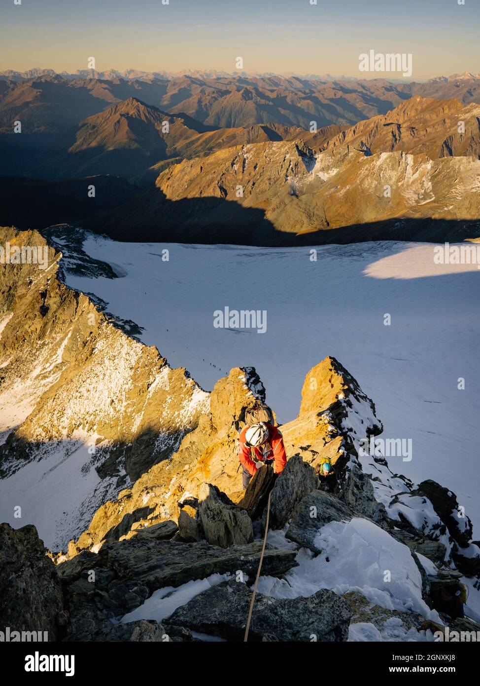 Grimpeur de roche sur la crête de Studlgrat sur Grossglockner, la plus haute montagne d'Autriche. Concept de l'escalade alpine. Banque D'Images
