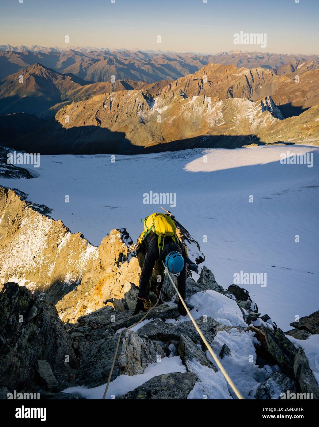 Grimpeur de roche sur la crête de Studlgrat sur Grossglockner, la plus haute montagne d'Autriche. Concept de l'escalade alpine. Banque D'Images