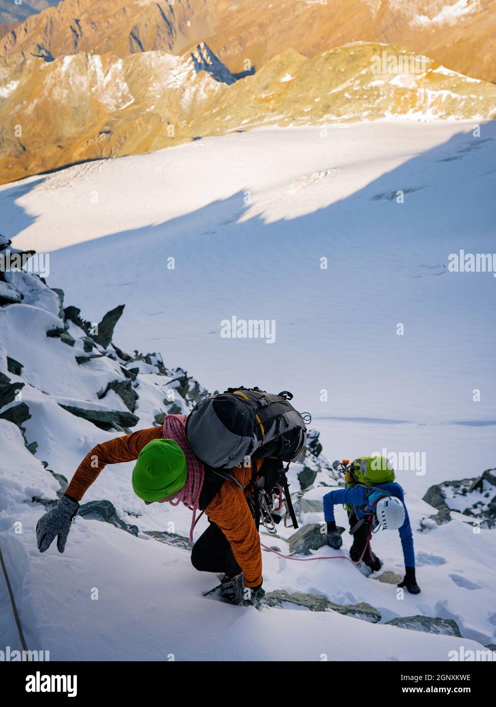 Grimpeur de roche sur la crête de Studlgrat sur Grossglockner, la plus haute montagne d'Autriche. Concept de l'escalade alpine. Banque D'Images