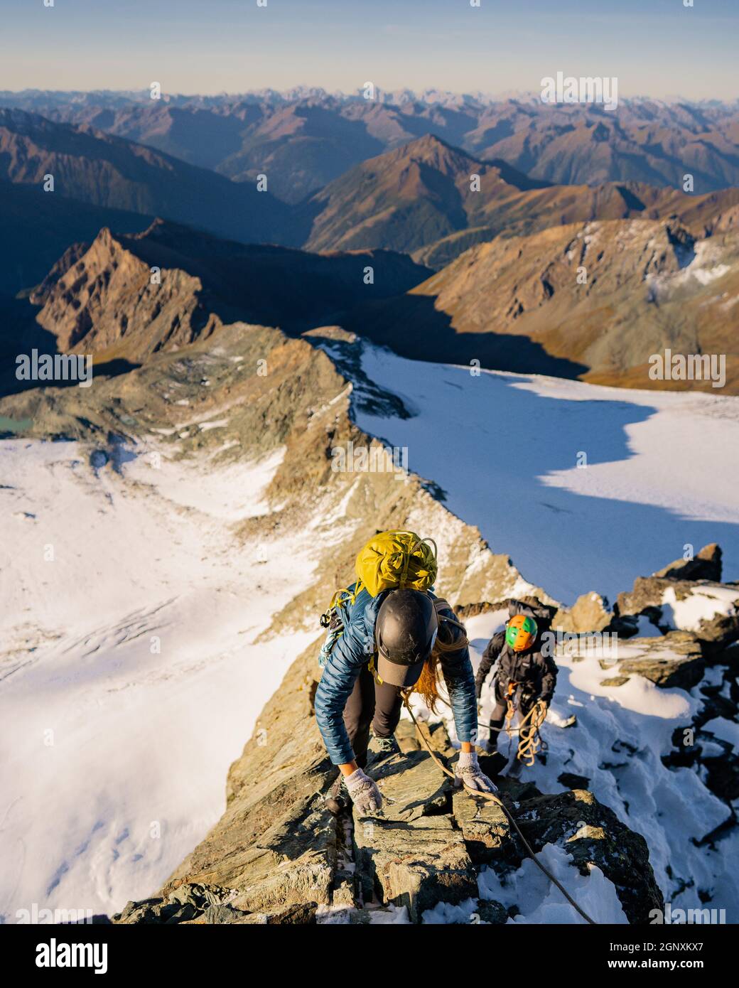Grimpeur de roche sur la crête de Studlgrat sur Grossglockner, la plus haute montagne d'Autriche. Concept de l'escalade alpine. Banque D'Images