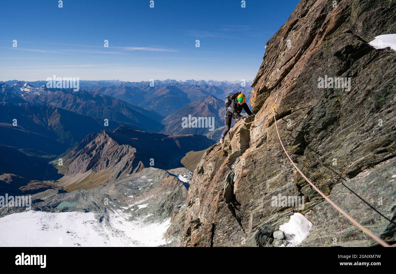 Grimpeur de roche sur la crête de Studlgrat sur Grossglockner, la plus haute montagne d'Autriche. Concept de l'escalade alpine. Banque D'Images
