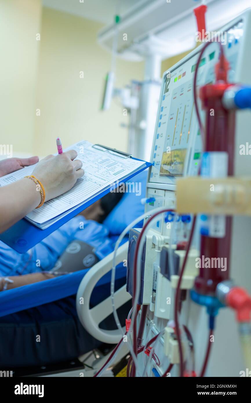 Le spécialiste vérifie l'équipement de thérapie de substitution rénale continue, la pompe d'injection et l'appareil d'hémodialyse. Banque D'Images