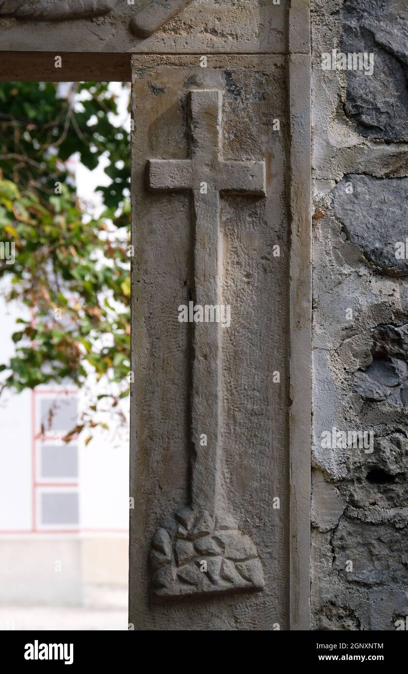 Portail d'entrée avec les symboles de la passion du Christ, la chapelle Saint-Wolfgang à Vukoj, Croatie Banque D'Images