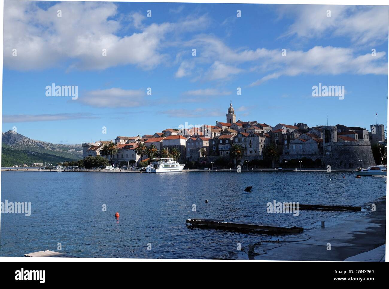 Vue sur le front de mer dans la ville médiévale pittoresque de Dalmatie, Korcula, Croatie Banque D'Images