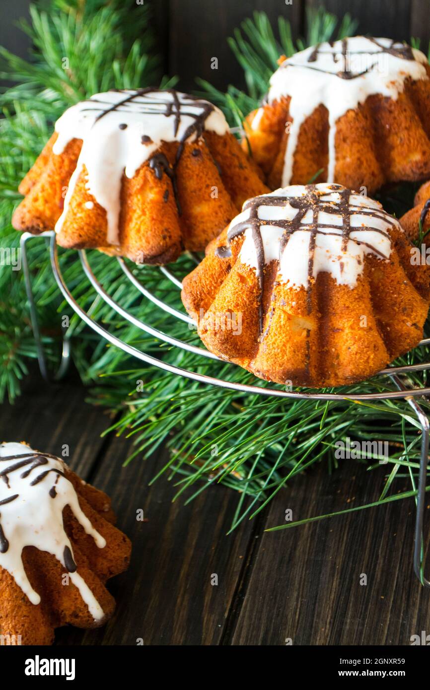 biscuit sucré de fête baba, gâteaux au rhum baba. Dessert sucré maison de Noël. Image verticale Banque D'Images