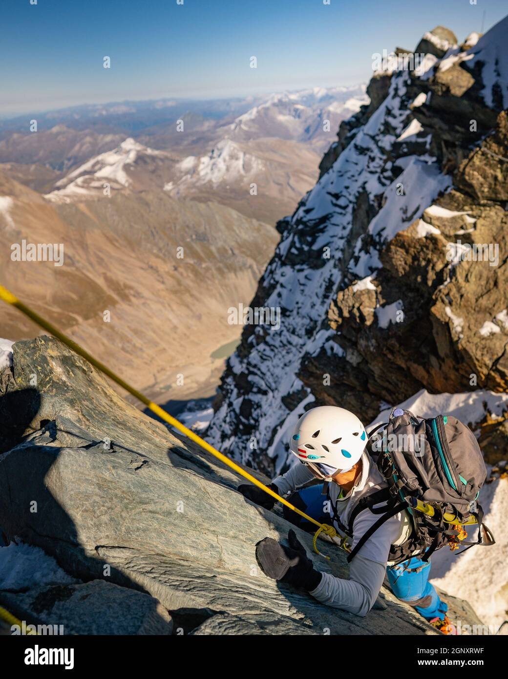 Grimpeur de roche sur la crête de Studlgrat sur Grossglockner, la plus haute montagne d'Autriche. Concept de l'escalade alpine. Banque D'Images