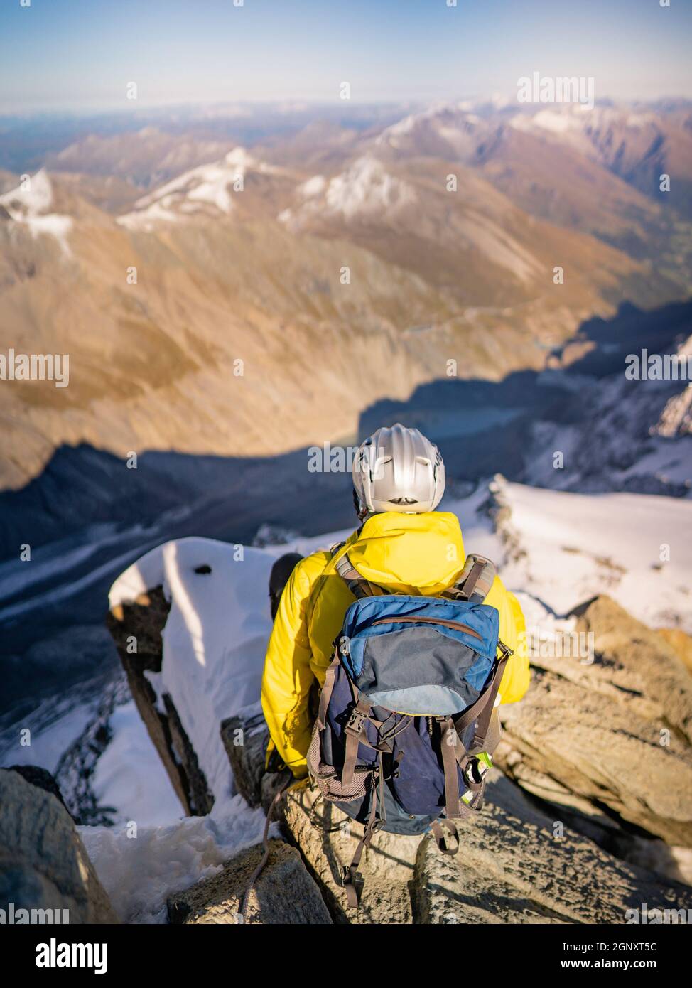 Grimpeur de roche sur la crête de Studlgrat sur Grossglockner, la plus haute montagne d'Autriche. Concept de l'escalade alpine. Banque D'Images