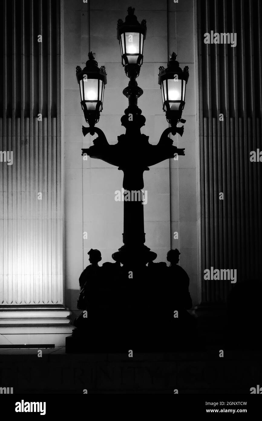 Lampes Old Street intéressantes à Savage Gardens, Londres - monochrome Banque D'Images
