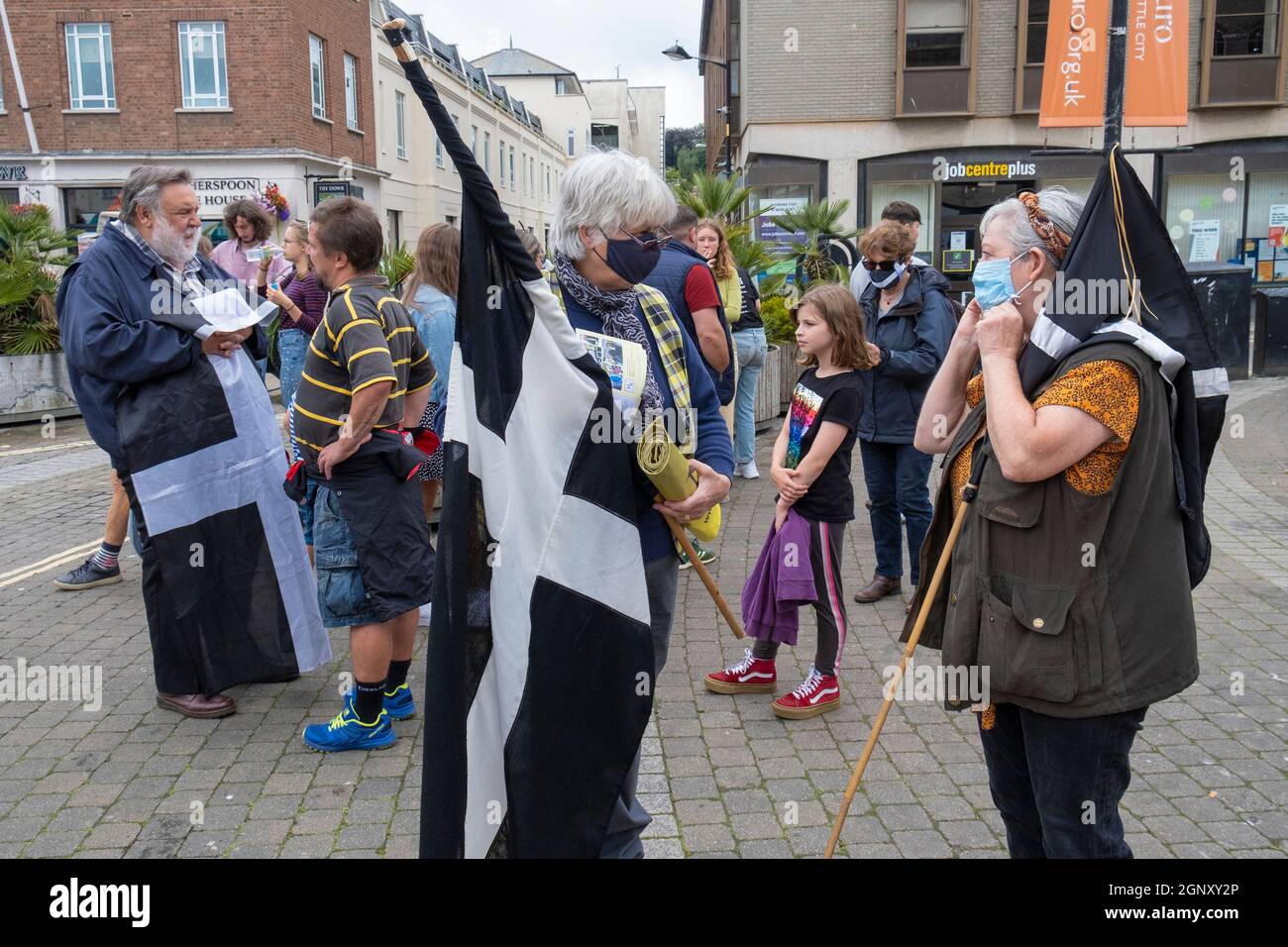 Des manifestants manifestent à Truro pour souligner la grave crise du logement dans les Cornouailles. Banque D'Images