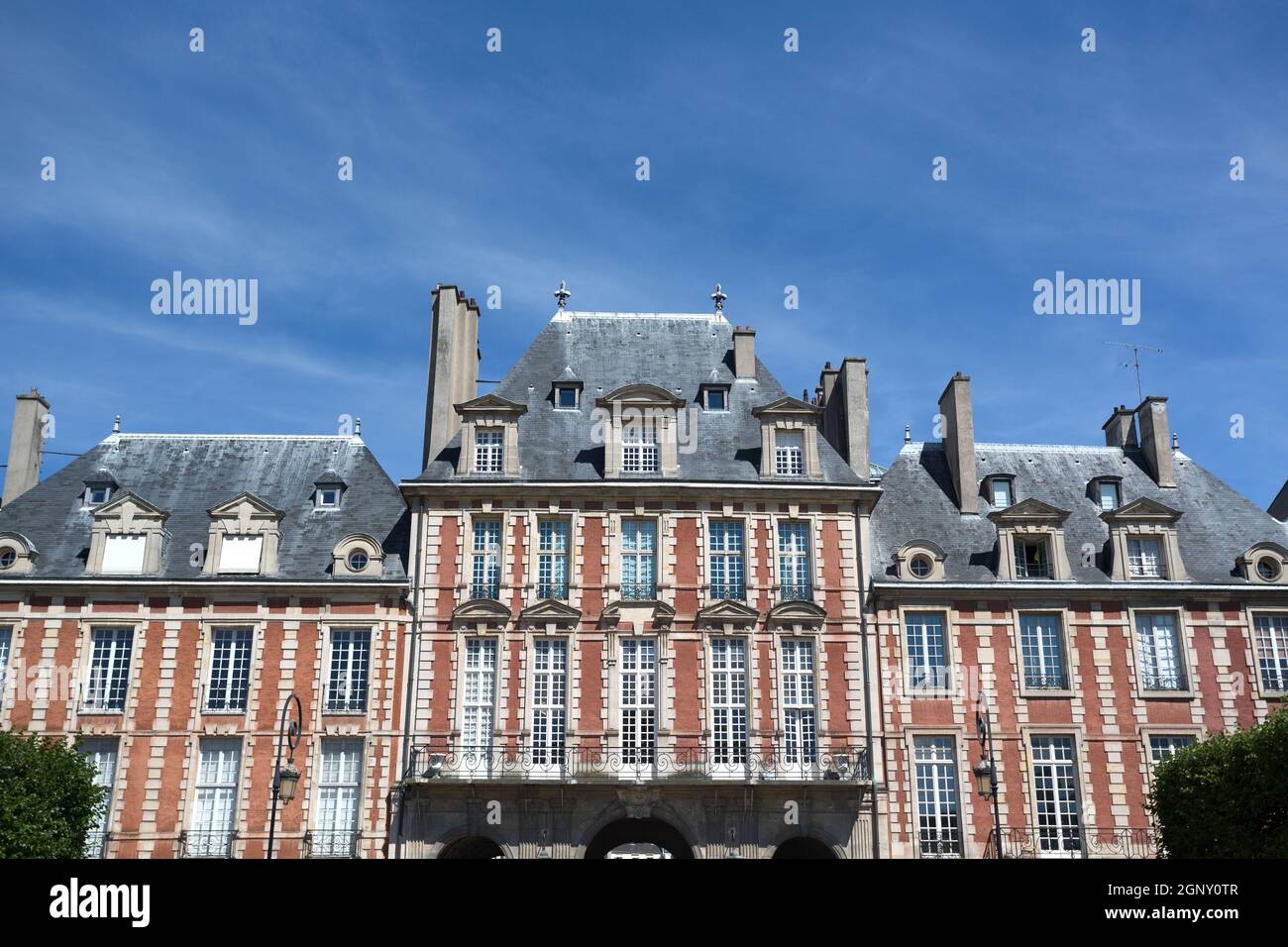 PARIS, FRANCE - 14 août 2016 : les gens se détendent sur les pelouses verdoyantes de la célèbre place des Vosges - la plus ancienne place prévue de Paris située dans le Marais Banque D'Images