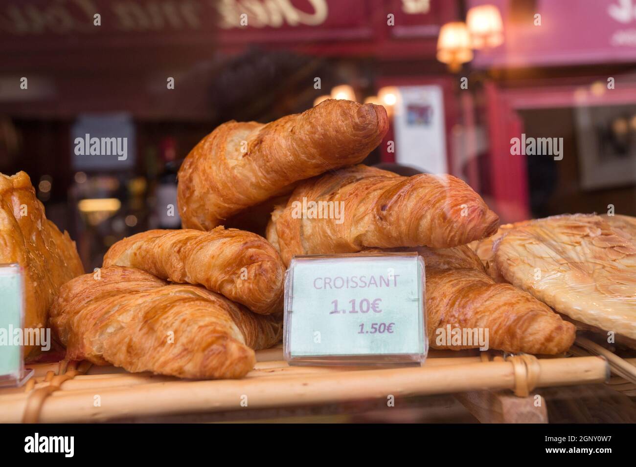 Patiserie local à Paris montrant les pâtisseries typiquement française : croissants Banque D'Images
