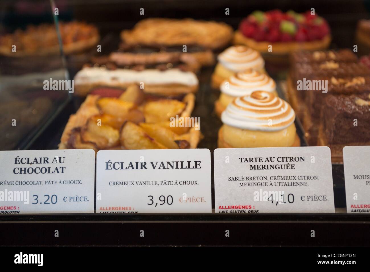 Patiserie local à Paris montrant les pâtisseries typiquement français Banque D'Images