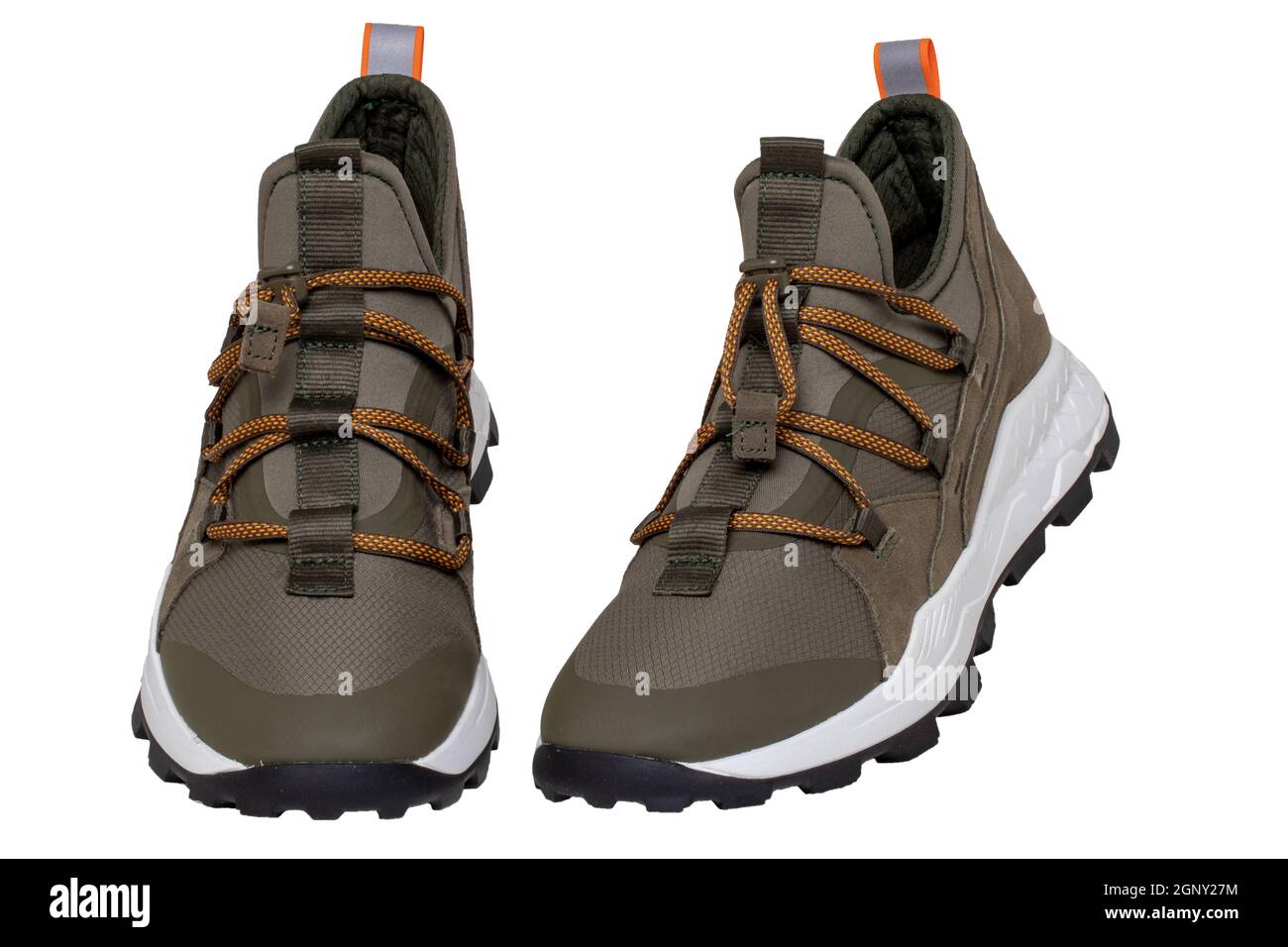 Chaussures mode Mans. Gros plan d'une paire de sneakers vertes ou de chaussures de sport isolées sur un fond blanc. Chaussures élégantes et tendance pour Homme. Macro. Banque D'Images Chaussures mode Mans. Gros plan d'une paire de sneakers vertes ou de chaussures de sport isolées sur un fond blanc. Chaussures élégantes et tendance pour Homme. Macro. Banque D'Images