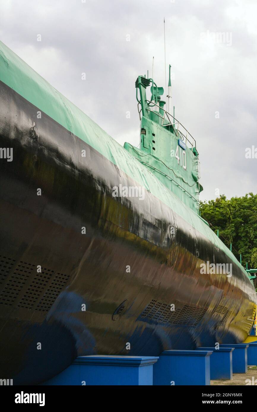 Ancien et retraité sous-marin de la Marine indonésienne nommé Pasopati 410 fabriqué en Russie dans un musée en plein air avec ciel nuageux fond. Personne. Banque D'Images