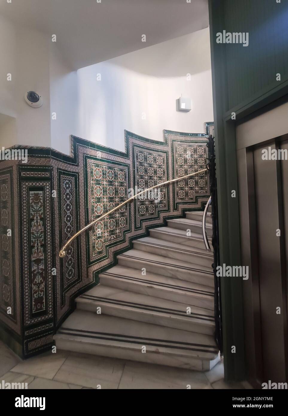 Escalier avec carreaux de céramique peints à la main utilisé par un escalier intérieur du Palacio de Cibeles Banque D'Images