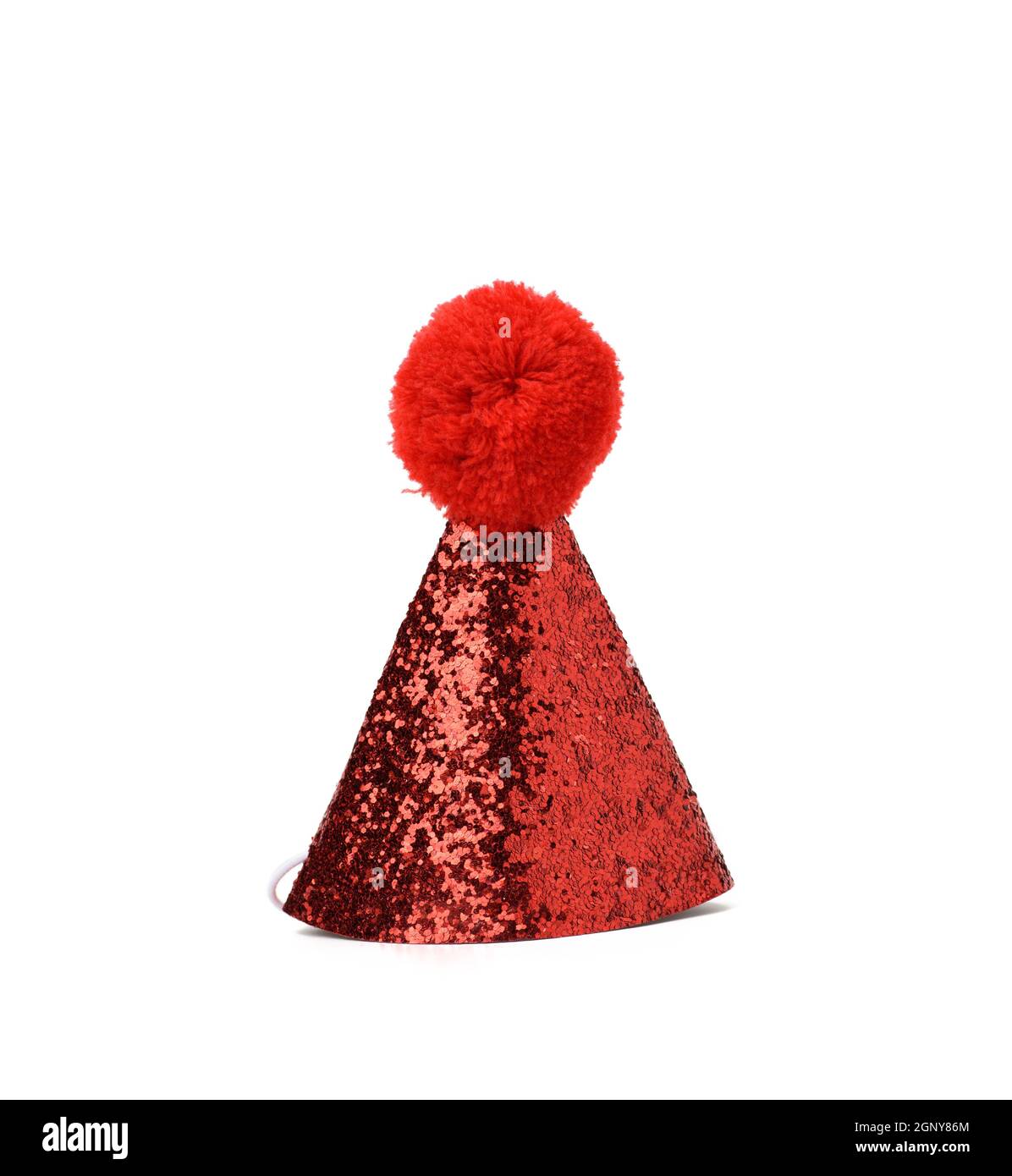 chapeau en forme de cône brillant rouge festif avec pompon isolé  arrière-plan blanc Photo Stock - Alamy