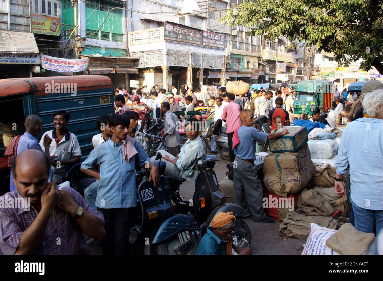 Marché animé de Delhi, Inde Banque D'Images