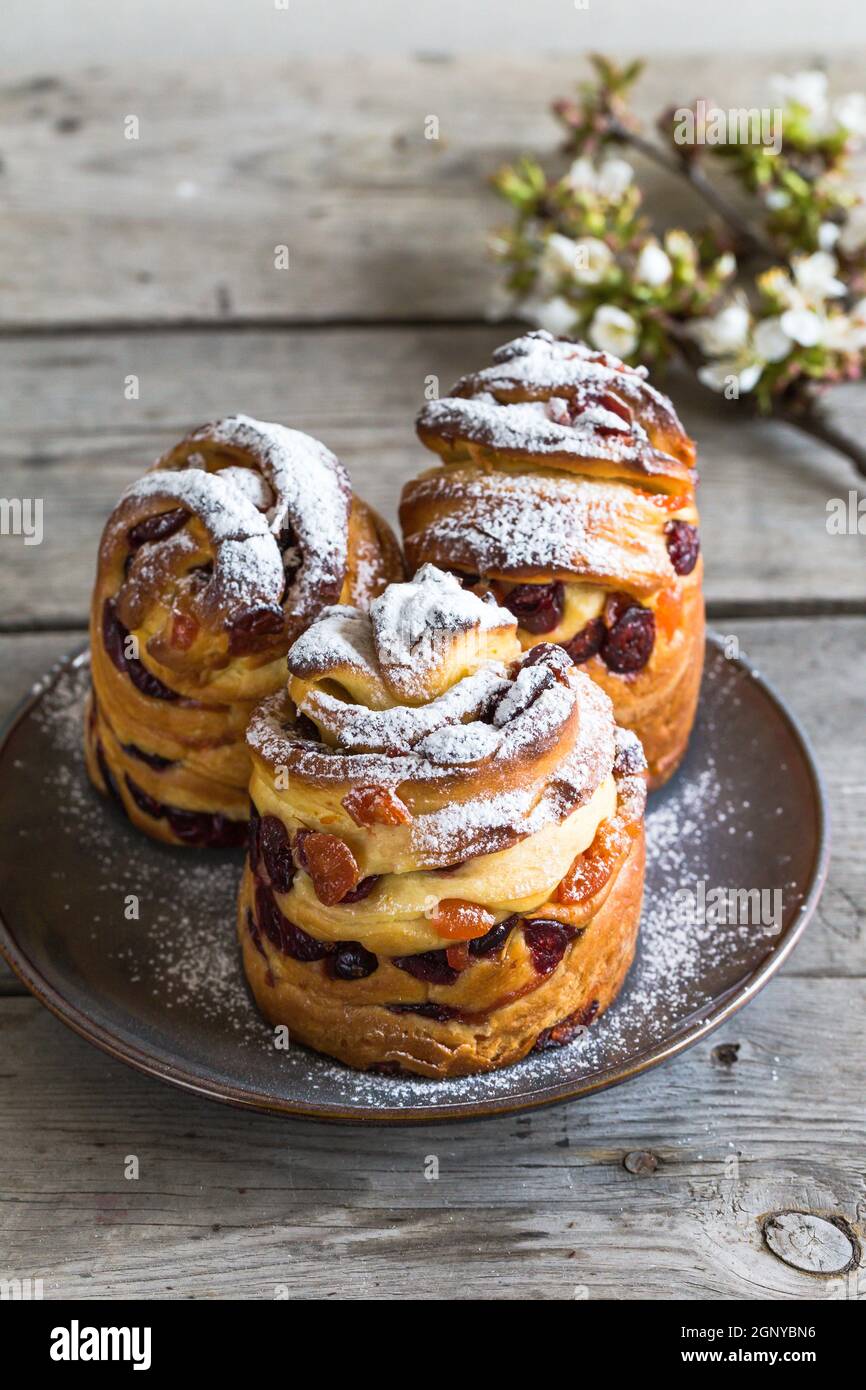 Panetone kulich craffin sur fond de bois. Pain de Pâques kozunak. Copier le concept d'espace. Banque D'Images