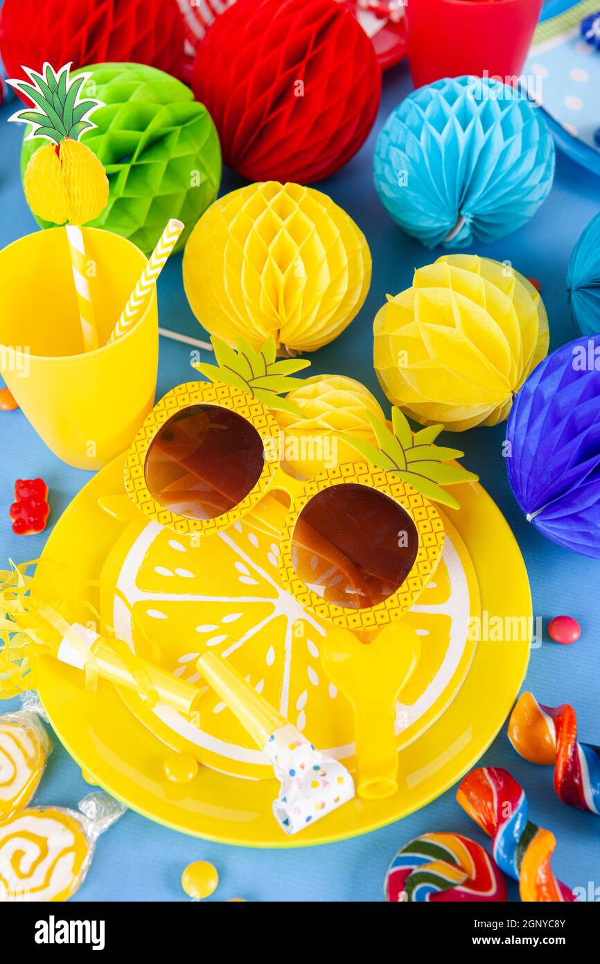 Table colorée avec décorations pour une fête / enfants anniversaire Banque D'Images