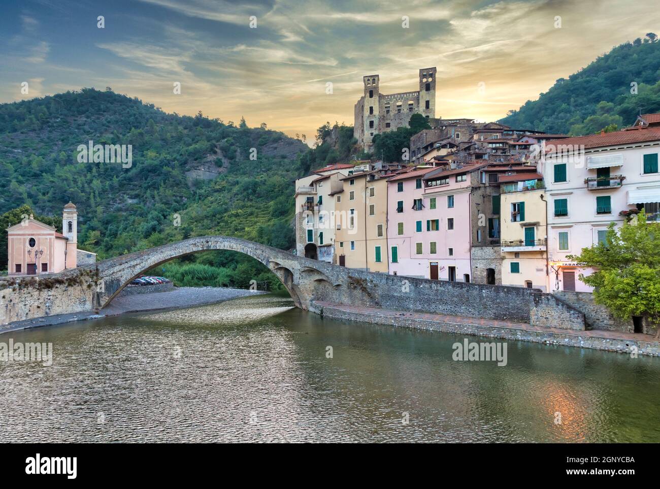 DOLCEACQUA, ITALIE - VERS AOÛT 2020 : panorama de Dolceacqua avec l'ancien pont romain en pierres et le château Banque D'Images