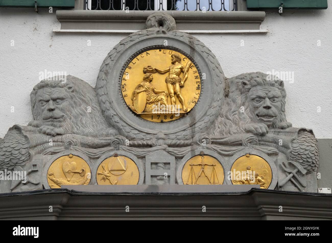 Emblèmes d'or sur le mur extérieur d'un bâtiment à Muehlenplatz à Lucerne, Suisse Banque D'Images