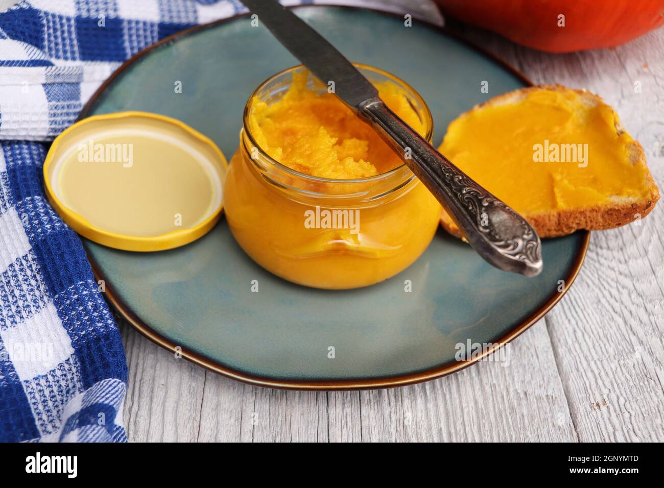 Beurre de citrouille fait maison dans un pot en verre fait avec des citrouilles biologiques Banque D'Images
