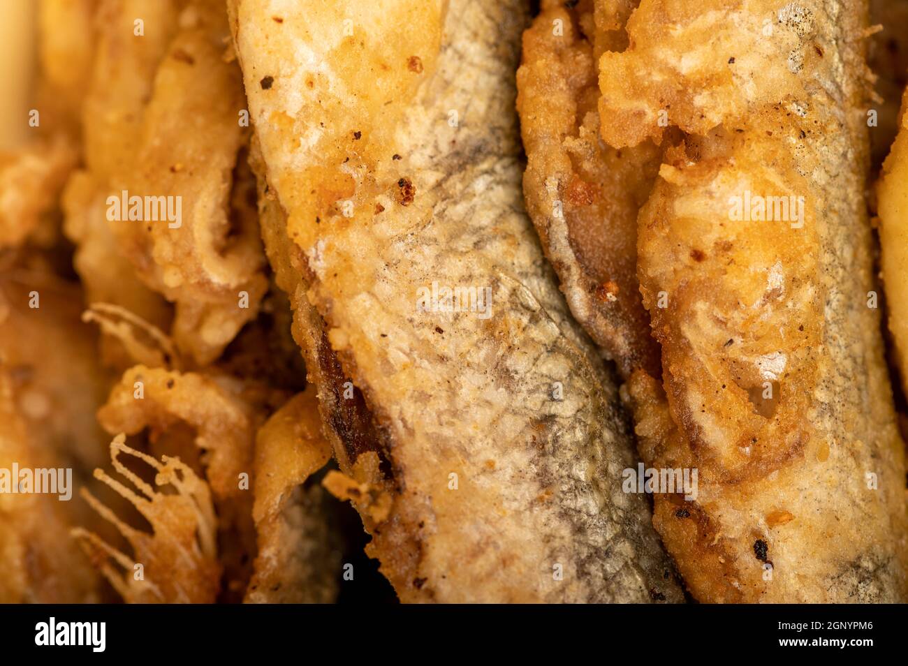 Petit poisson frit, texture de surface, image d'arrière-plan, gros plan, mise au point sélective Banque D'Images