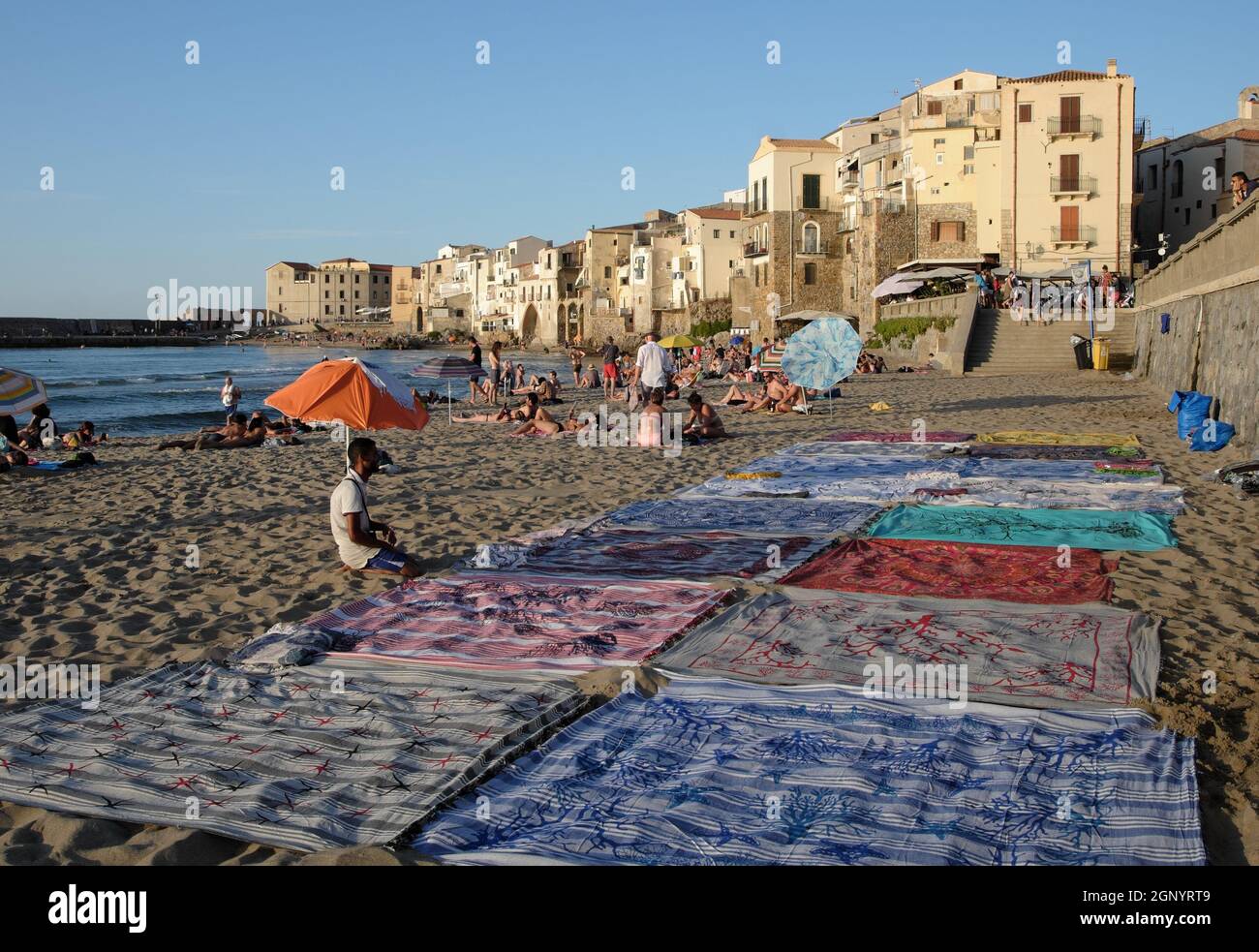 plage et village de mer de Cefalù en Sicile point de repère du tourisme de plein air Banque D'Images