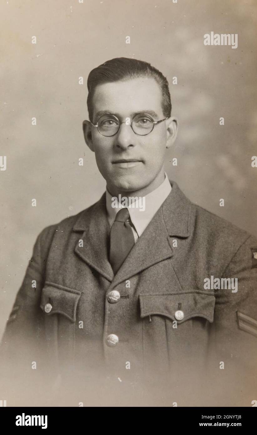 Caporal Frederick Webb, Royal Air Force. Portrait pris pendant la Seconde Guerre mondiale. Archiver. Photographie sépia ancienne. Banque D'Images
