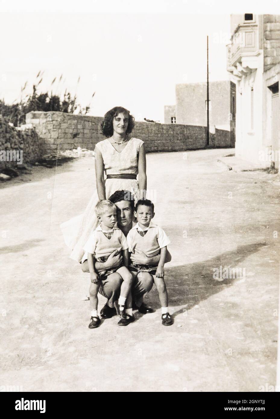 RAF Service famille pose à l'extérieur de leur quartier marié, Valette, Malte.1959. Archive.Photographie sépia ancienne. Banque D'Images