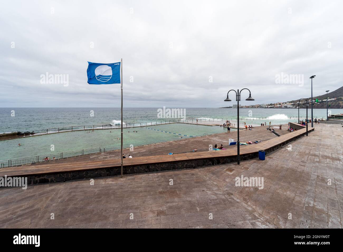 BAJAMAR, ILES CANARIES, TENERIFE - 06 JUILLET 2021 : promenade avec une plage dans une petite ville au nord de Ténérife. Banque D'Images