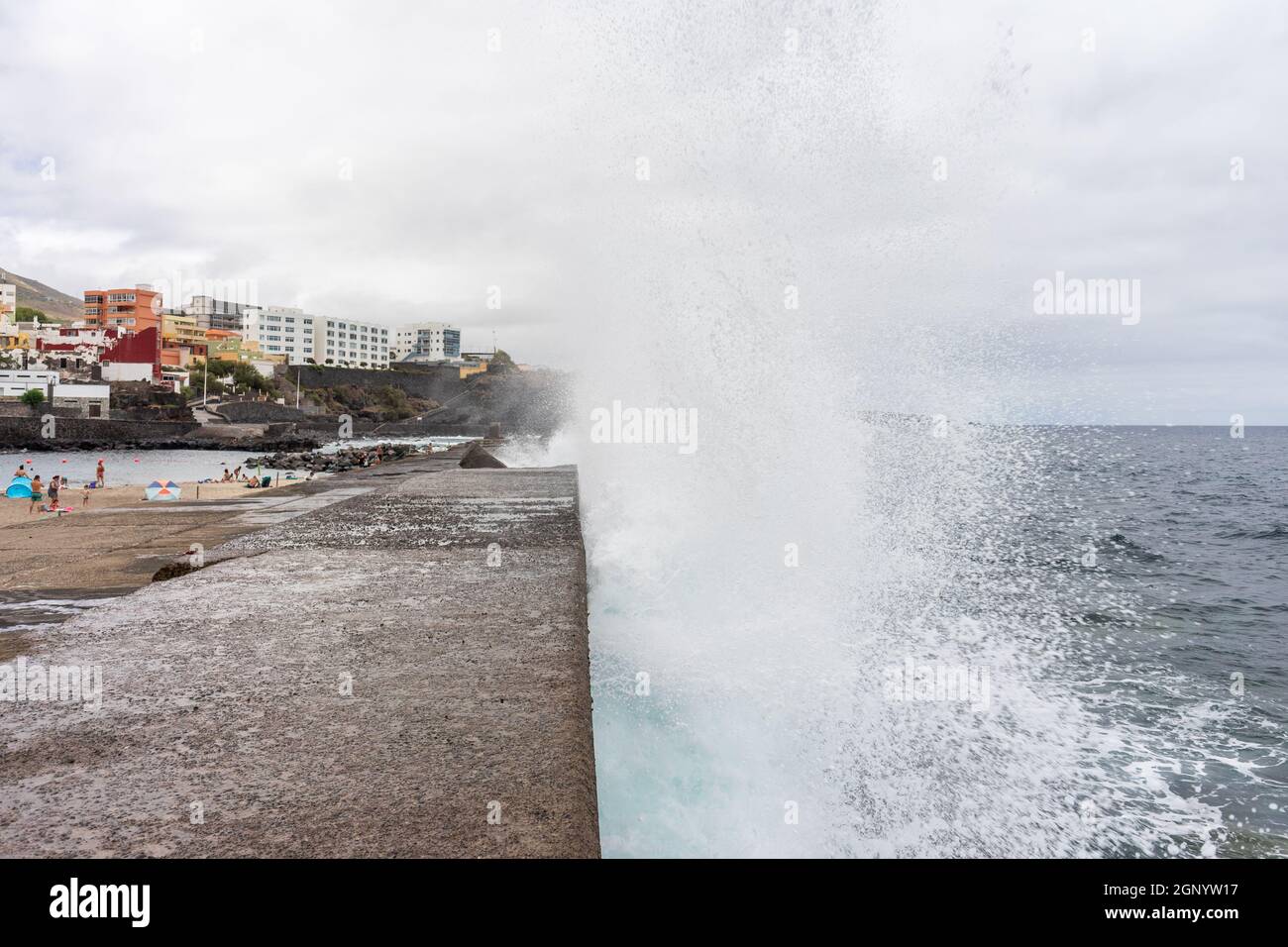 BAJAMAR, ILES CANARIES, TENERIFE - 06 JUILLET 2021 : promenade avec une plage dans une petite ville au nord de Ténérife. Banque D'Images