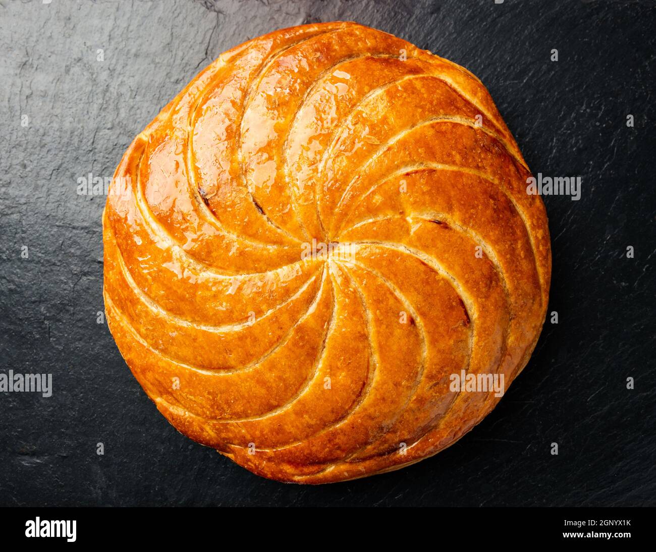 Epiphany cake ou galette des rois en français sur fond d'ardoise noire Banque D'Images