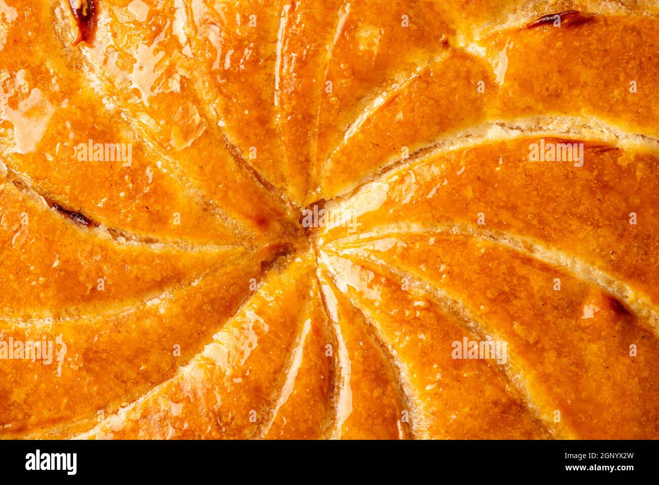 La photo détaillée du gâteau Epiphany ou de la galette des rois en français montre la texture brillante de la pâte feuilletée Banque D'Images