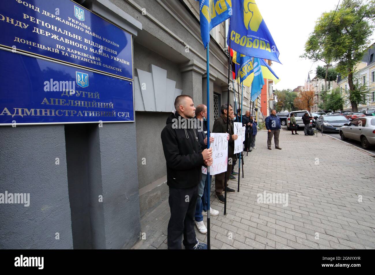 KHARKIV, UKRAINE - SEPTEMBRE 28, 2021 - Picketeers détiennent des drapeaux et des placarts devant la deuxième Cour administrative d'appel où une audience a été tenue pour examiner l'appel du conseil municipal de Kharkiv contre la décision du tribunal de première instance de juin 10 qui a déclaré illégale la décision du conseil municipal à Renommez l'avenue Hryhorenko en avenue Zhukov, Kharkiv, nord-est de l'Ukraine Banque D'Images