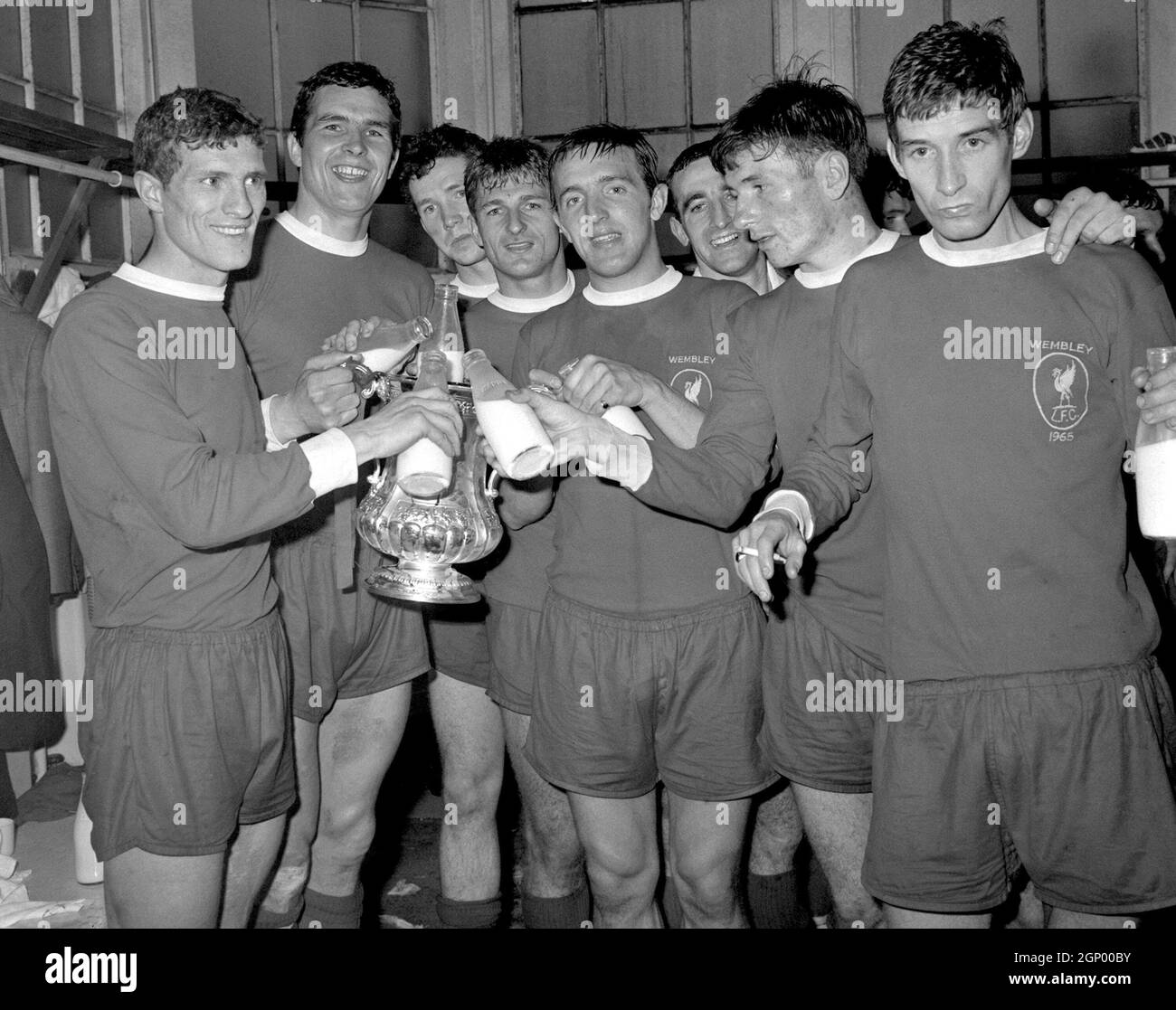 Photo du dossier datée du 01-05-1965 des joueurs de Liverpool célèbrent la victoire de la FA Cup avec une bouteille de lait dans le vestiaire après le match : (l-r) Wilf Stevenson, Ron Yeats, Chris Lawler, Roger Hunt, Peter Thompson, Gerry Byrne, Tommy Smith, Geoff Strong Date de publication : le mardi 28 septembre 2021. Banque D'Images