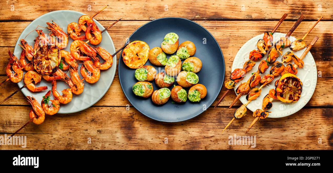 Crevettes et moules grillées sur bâton de bois Banque D'Images