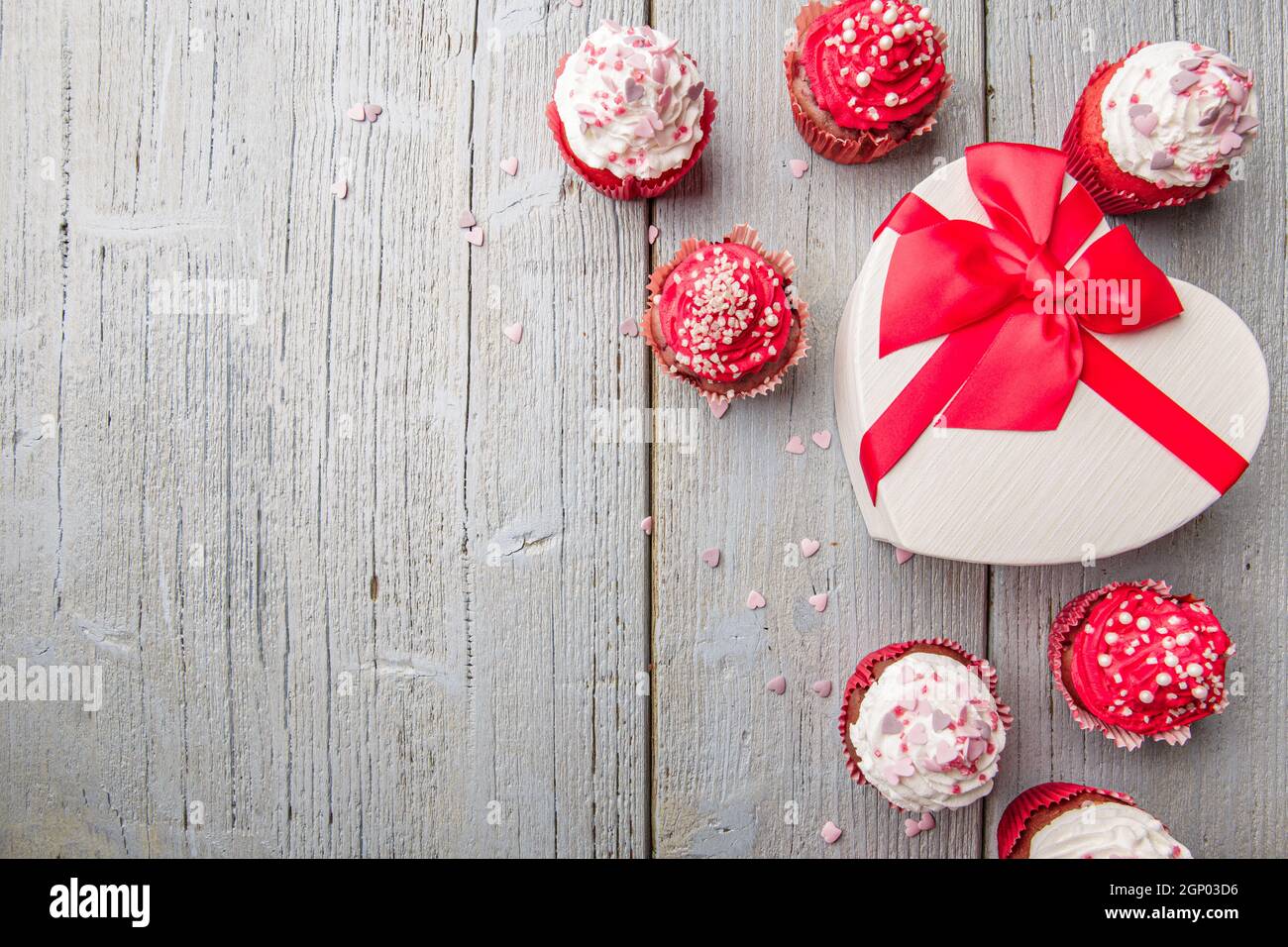 Boîte-cadeau et gâteau de Saint-Valentin décorés de crème et coeurs et perles sur fond blanc en bois avec espace de copie pour le texte Banque D'Images