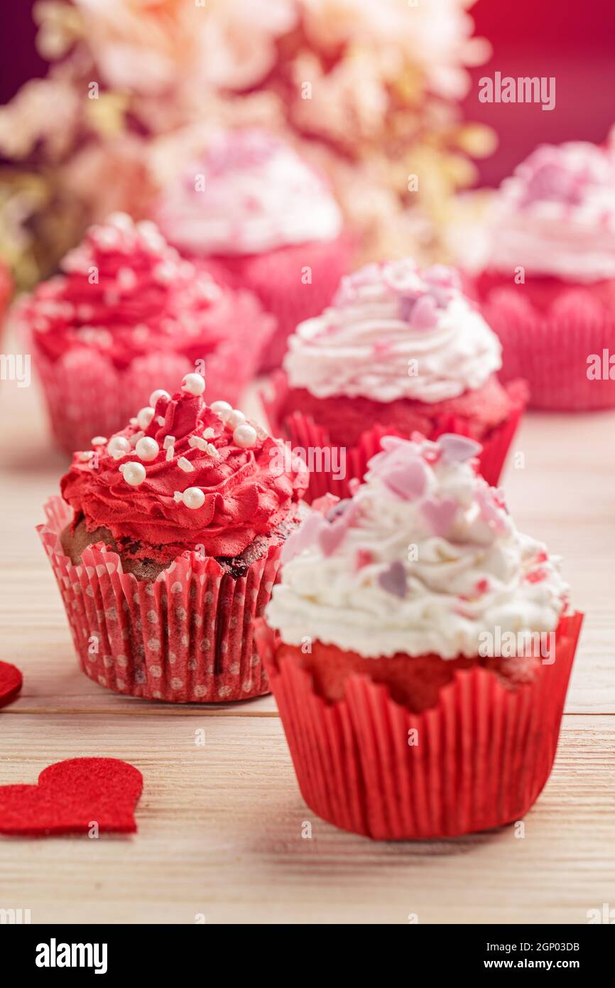 Carte de Saint-Valentin. Cupcake à la crème blanche et aux coeurs roses Banque D'Images