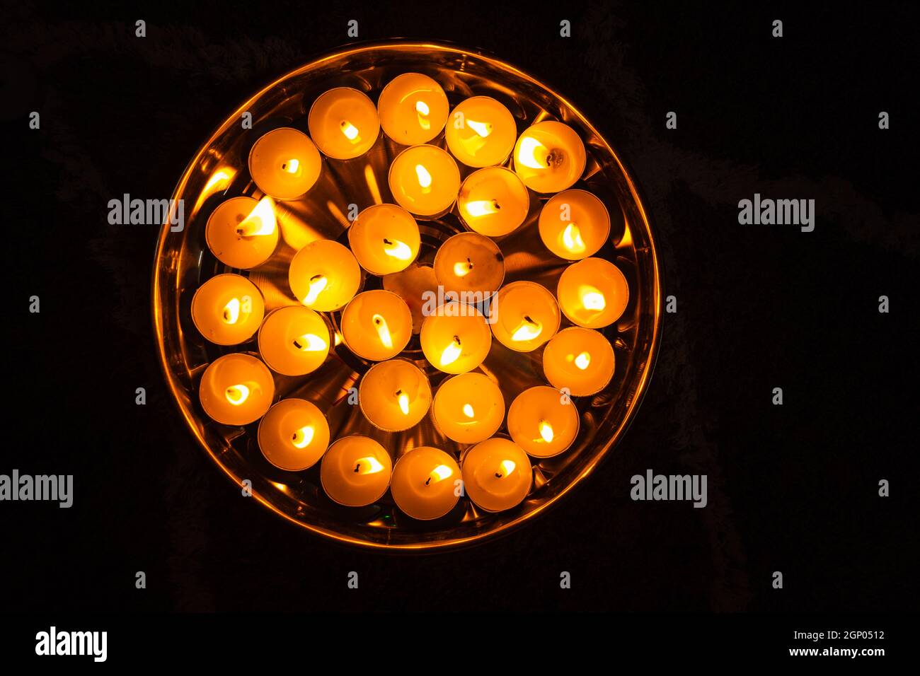 bougies allumées beaucoup isolées gardés en plat pour les éclairs de célébration culturelle diwali Banque D'Images