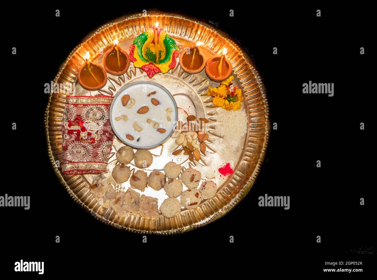 isolé diwali culture priant décoré plat pour la déesse hindoue lakshmi Banque D'Images