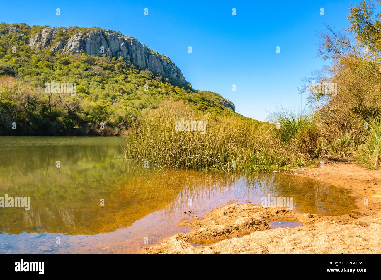 Colline et lagune 'Corbeau' au parc national d'Arequita, lavalleja, uruguay Banque D'Images