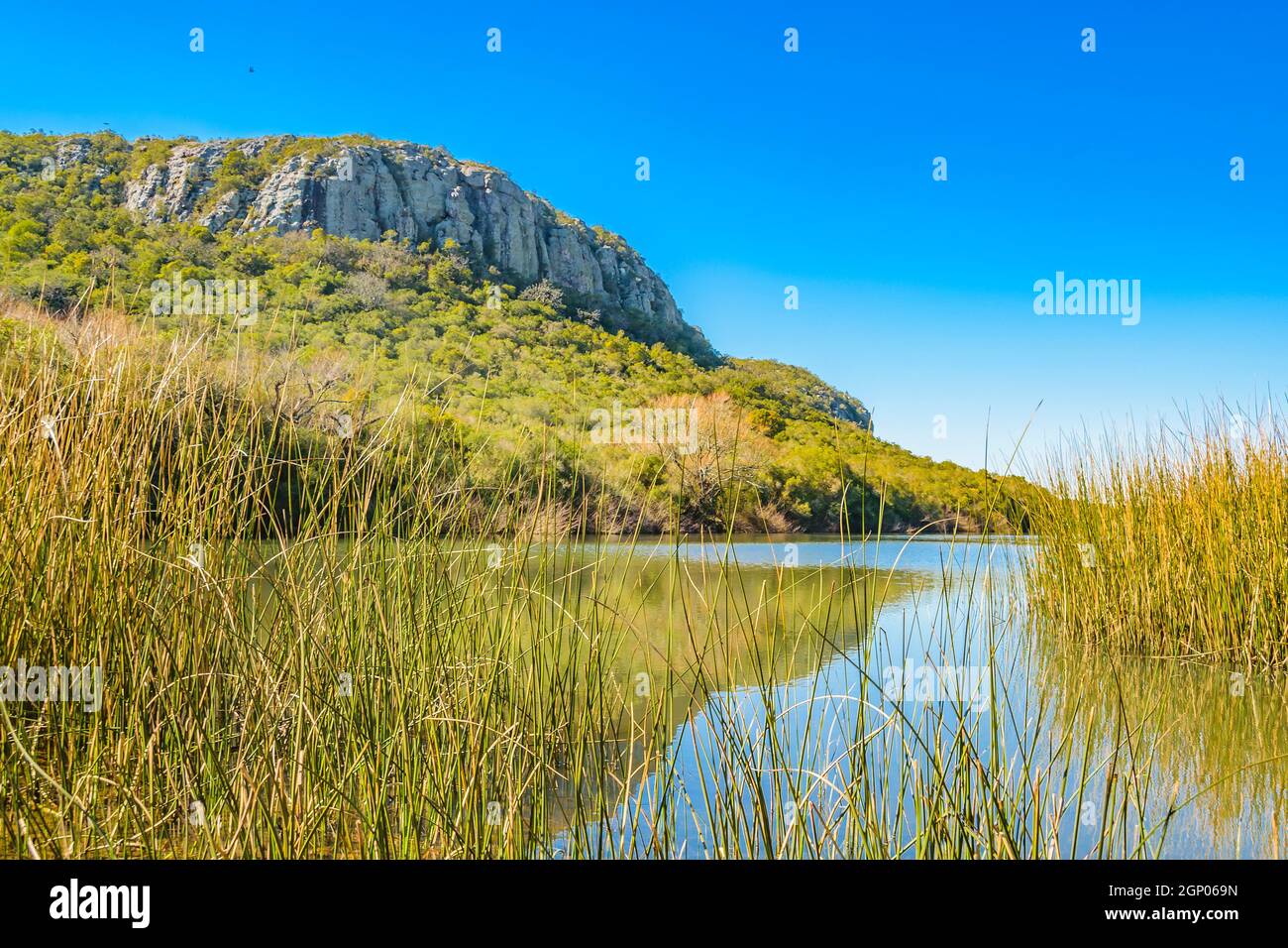 Colline et lagune 'Corbeau' au parc national d'Arequita, lavalleja, uruguay Banque D'Images