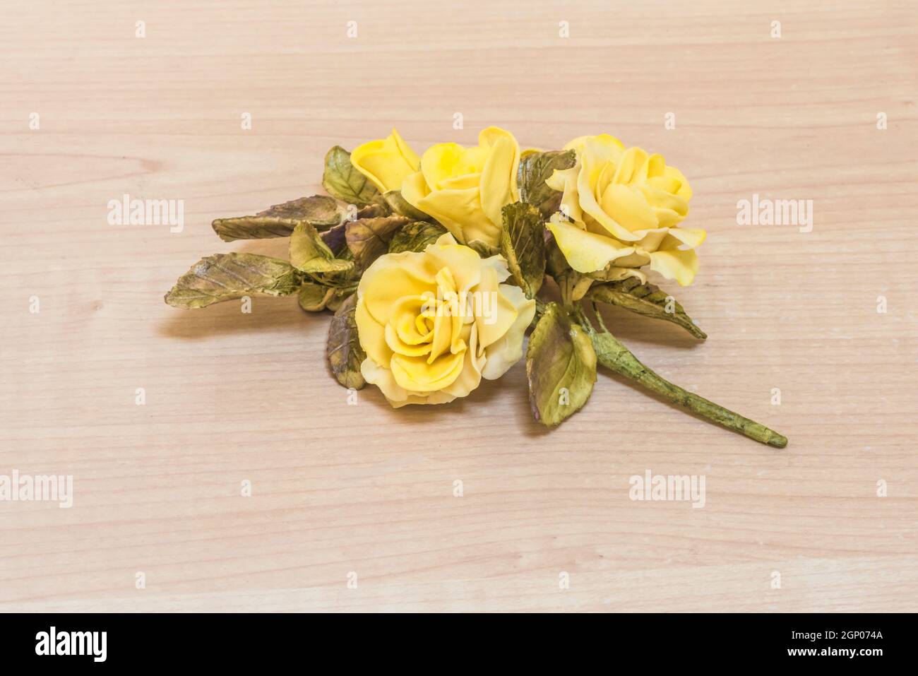 Exemple de roses jaunes et la patience nécessaire pour construire des œuvres d'art dans l'art de l'artisanat du sucre. Tout ce que vous voyez a été fait à la main. Banque D'Images