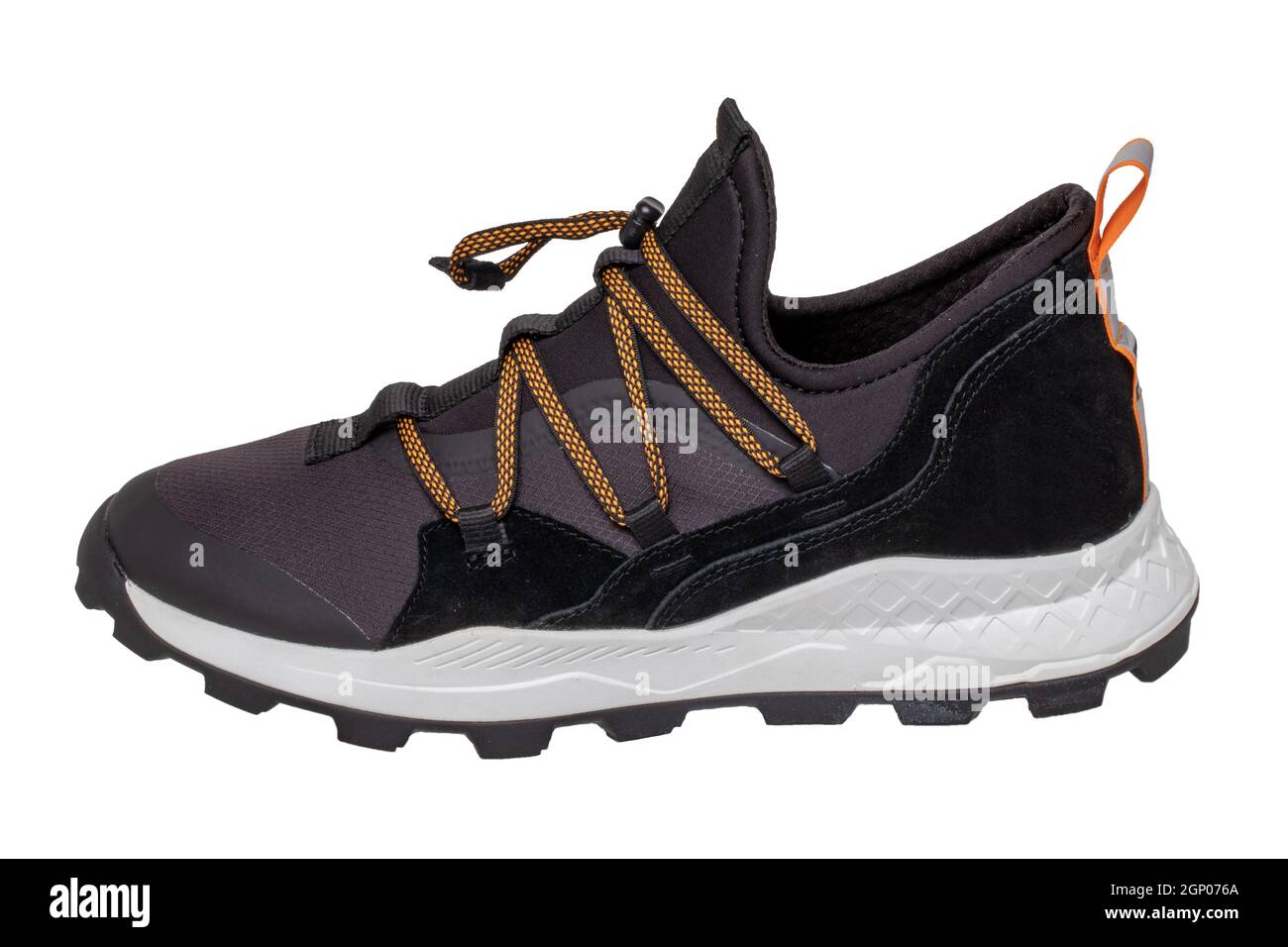Chaussures noir Mans. Gros plan d'une sneaker ou d'une chaussure de sport noire isolée sur un fond blanc. Chaussures élégantes et tendance pour Homme. Macro. Banque D'Images Chaussures noir Mans. Gros plan d'une sneaker ou d'une chaussure de sport noire isolée sur un fond blanc. Chaussures élégantes et tendance pour Homme. Macro. Banque D'Images