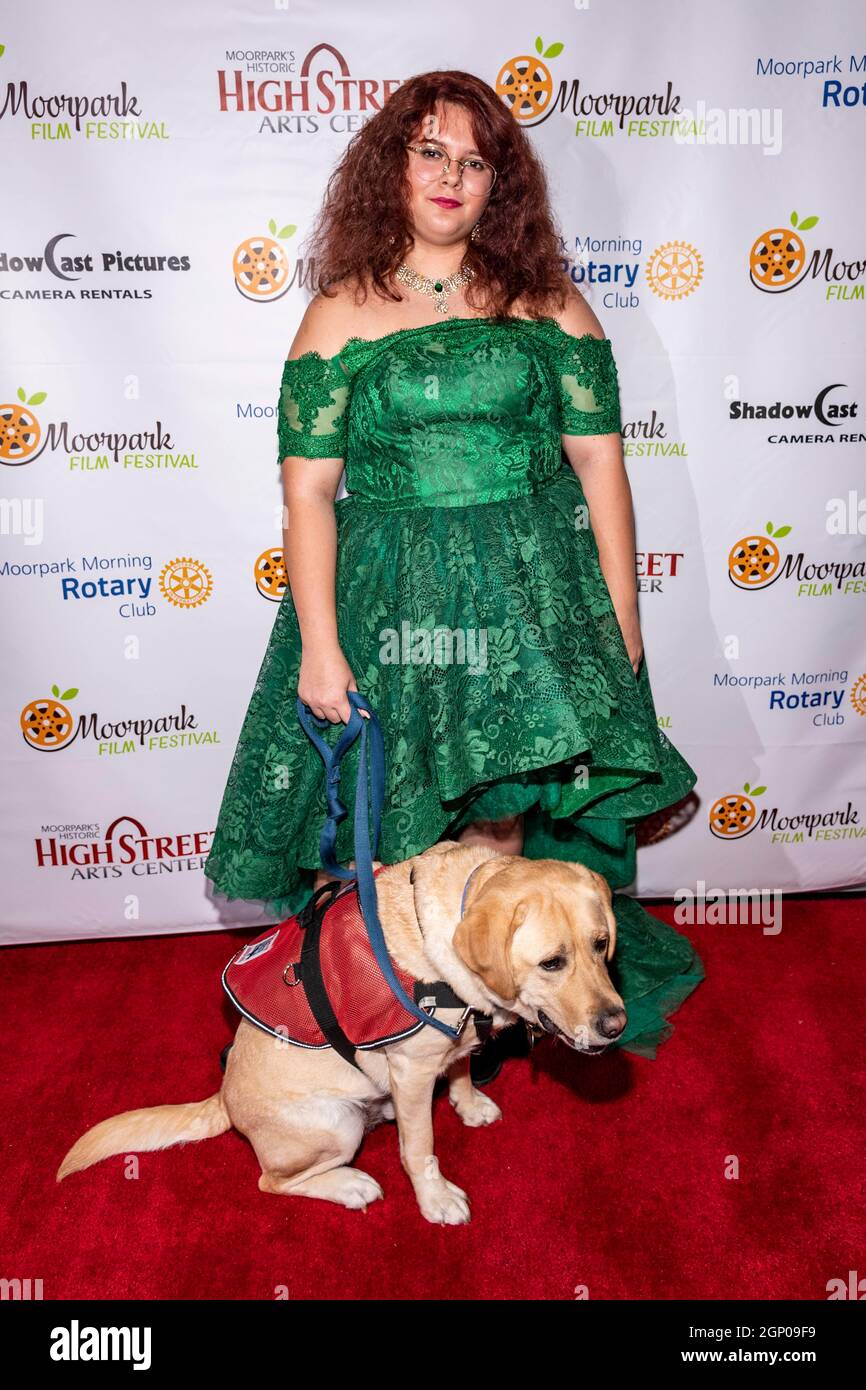 Kaitlyn août avec le chien Mowgli participe à Suzanne DeLaurentiis Productions film Premiere 'Reed's point' au Studio Movie Grill, Simi Valley, CA sur Septemb Banque D'Images