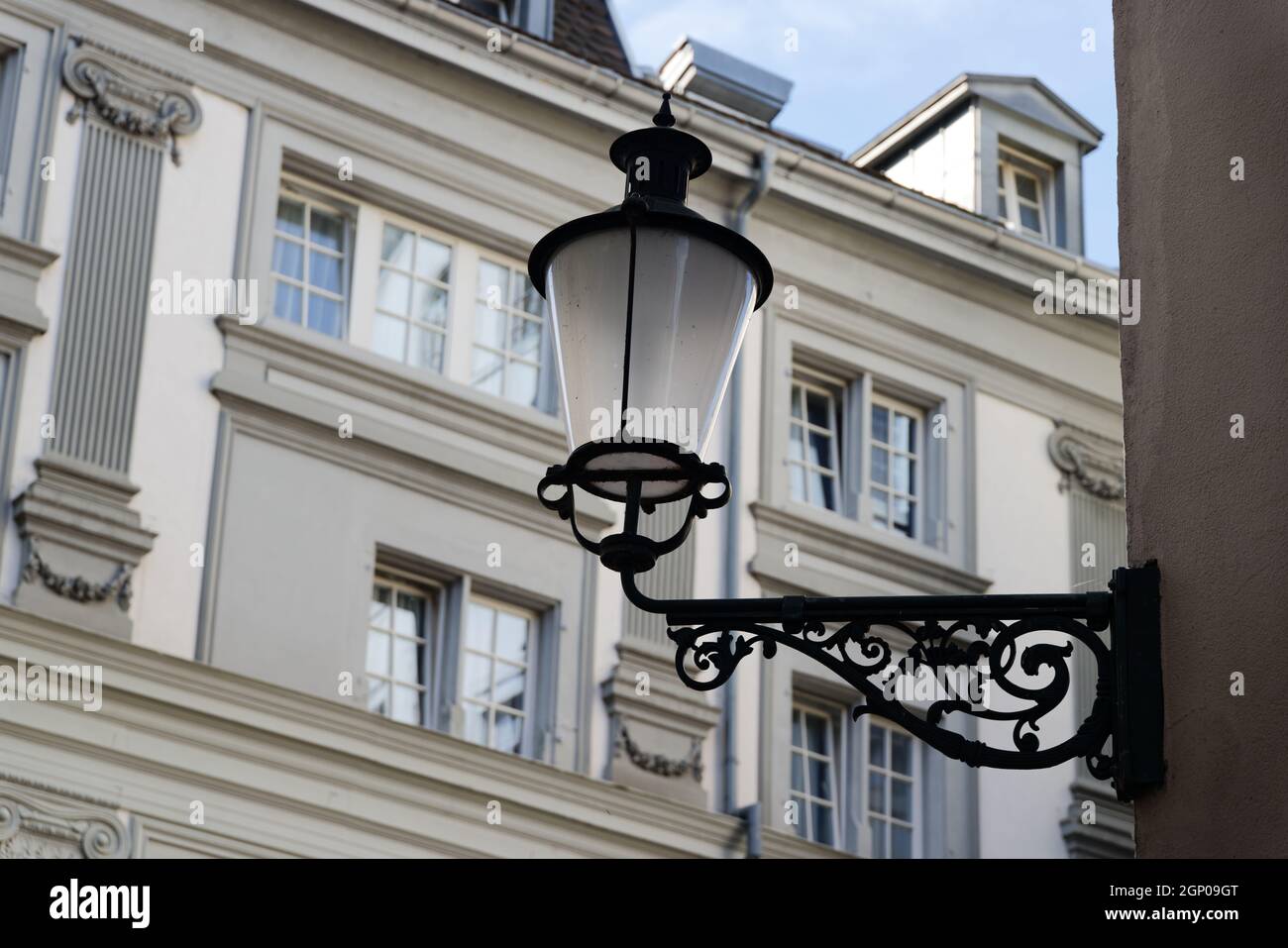 ancienne lanterne noire devant une façade blanche rustique de maison victorienne pendant la journée, la lampe n'est pas utilisée, sans lumière Banque D'Images