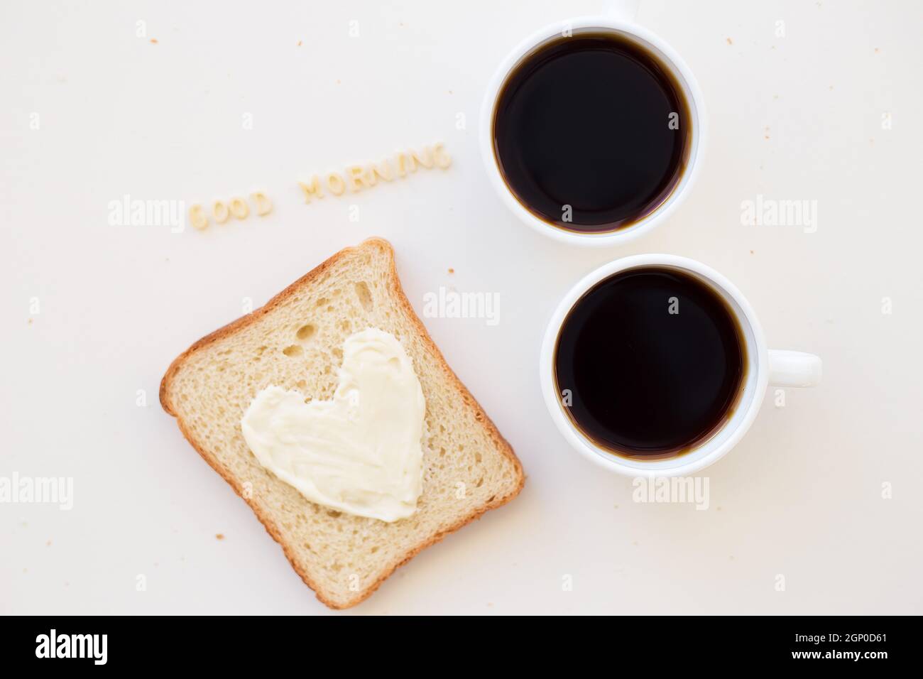 sandwich pour le petit déjeuner sous forme de coeur avec fromage - bon signe du matin et deux tasses de café Banque D'Images